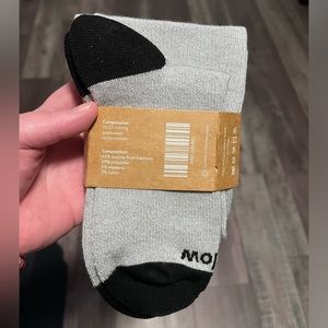 Wellow compression socks